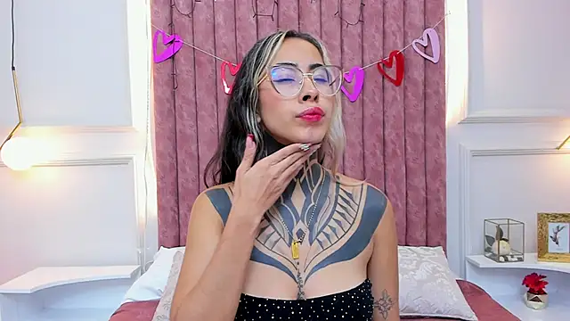 Snapshot of NicoleBlum chatting on February 2025 02:43:01 PM NicoleBlum online show from February 2025 02:43:01 PM