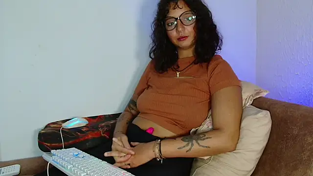 Snapshot of myamillor chatting on April 2026 10:23:02 PM myamillor online show from April 2026 10:23:02 PM