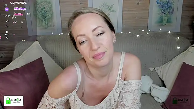 Queenymel online show from October 2025 03:45:02 PM