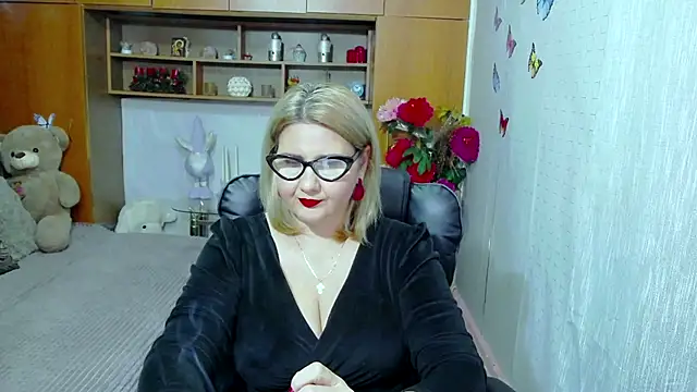 LucilleFenlys online show from September 2025 12:00:02 AM