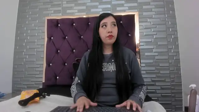 AntoneellaF online show from March 2025 11:00:02 PM