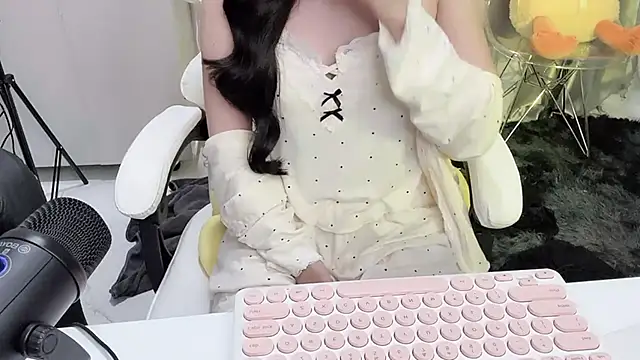 Snapshot of Mya_Lee chatting on January 2025 10:19:01 PM Mya Lee online show from January 2025 10:19:01 PM