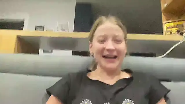 Snapshot of CharmingSarah chatting on December 2024 05:30:02 PM CharmingSarah online show from December 2024 05:30:02 PM