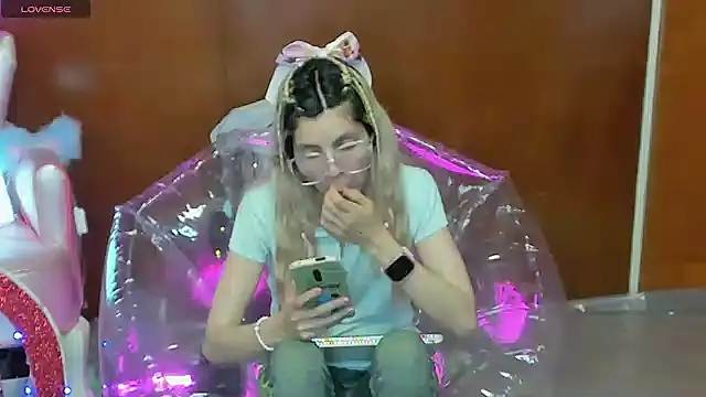 Skinygirl online show from March 2026 11:32:01 PM