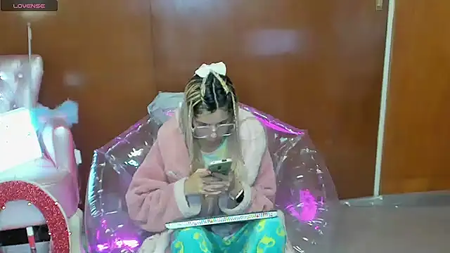 Skinygirl online show from March 2026 12:15:01 AM