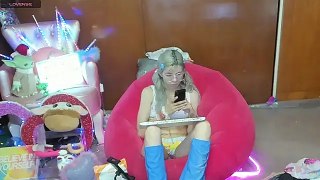 Skinygirl online show from May 2026 12:06:01 AM