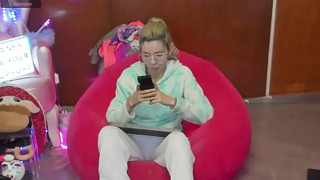 Snapshot of Skinygirl chatting on June 2026 12:55:02 AM Skinygirl online show from June 2026 12:55:02 AM