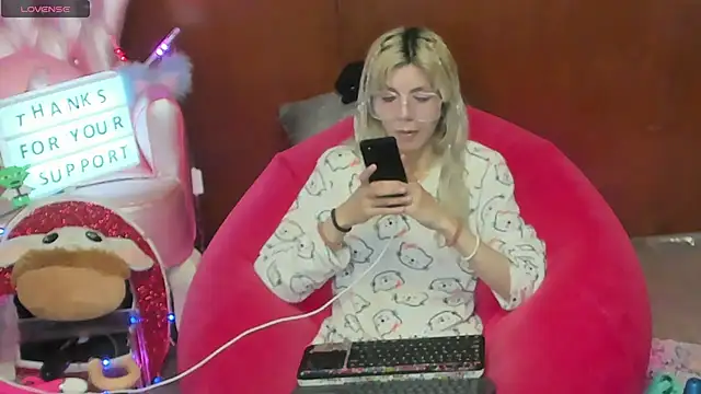 Snapshot of Skinygirl chatting on June 2026 10:34:02 PM Skinygirl online show from June 2026 10:34:02 PM