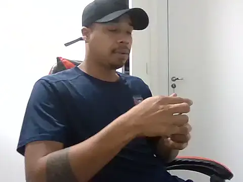 Juninho10c online show from November 2025 04:18:02 PM