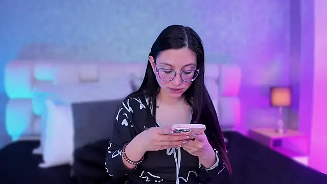 lucy neil online show from February 2025 07:11:01 PM