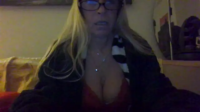 MISSLOTUS75 online show from December 2024 10:16:02 PM