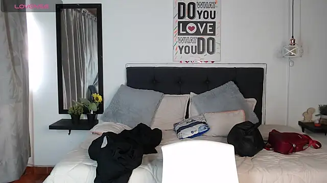 vaness weet online show from March 2025 08:01:02 PM