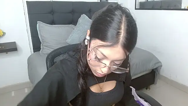 vaness weet online show from September 2025 07:57:02 PM