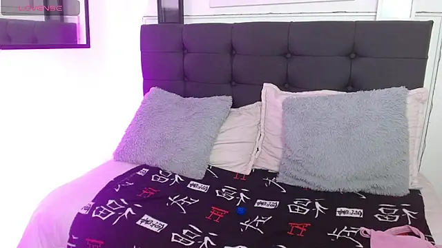 vaness weet online show from October 2025 07:23:01 PM