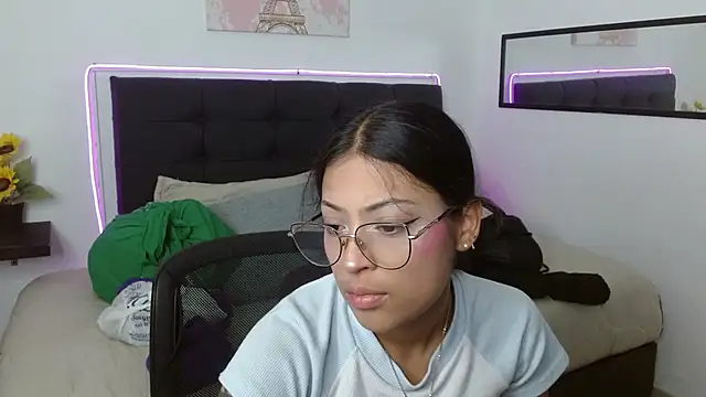 Snapshot of vaness_weet chatting on May 2026 08:25:01 PM vaness weet online show from May 2026 08:25:01 PM