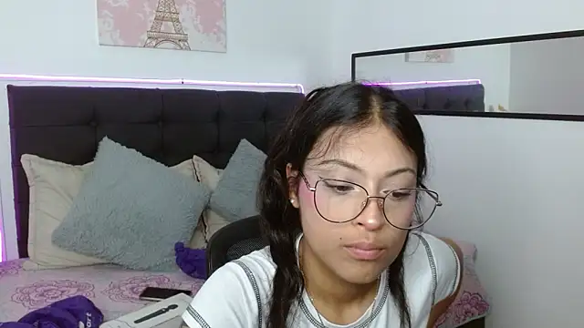Snapshot of vaness_weet chatting on May 2026 08:49:02 PM vaness weet online show from May 2026 08:49:02 PM