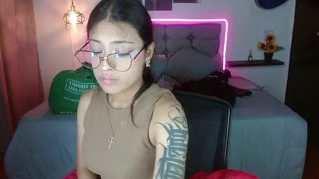 Snapshot of vaness_weet chatting on May 2026 08:47:02 PM vaness weet online show from May 2026 08:47:02 PM