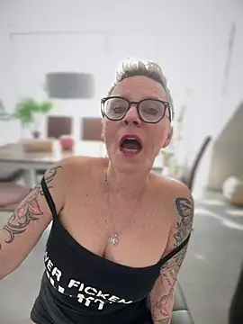 German Milf online show from February 2025 02:01:01 PM