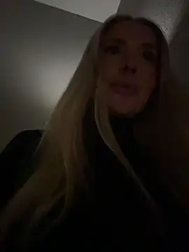 EmaSalis online show from November 2025 07:30:02 PM