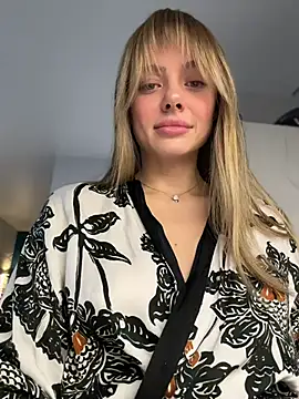 Snapshot of Kylie_Desire chatting on November 2025 04:33:02 AM Kylie Desire online show from November 2025 04:33:02 AM