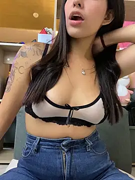 Snapshot of DaphneUwu chatting on September 2025 01:44:02 AM DaphneUwu online show from September 2025 01:44:02 AM