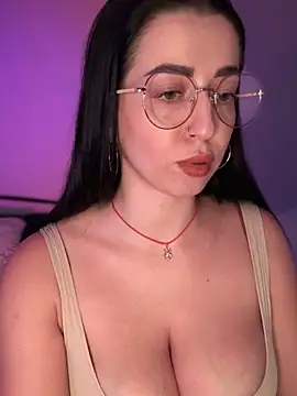 Emylia online show from November 2025 03:01:01 PM