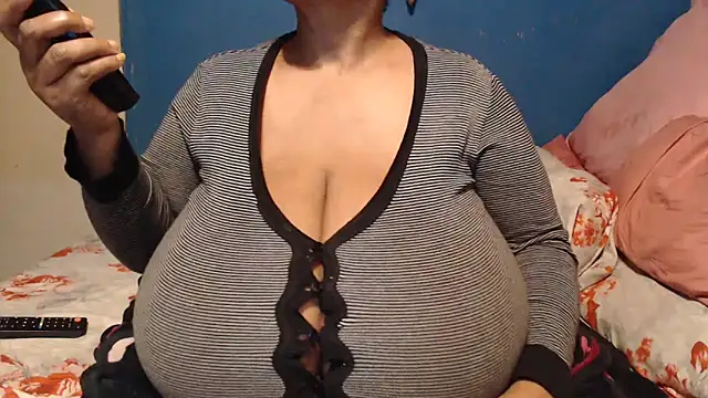 CUTEFIRMMELONSS online show from October 2025 05:00:01 PM