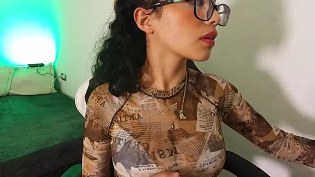 Snapshot of Marcelinee__ chatting on November 2025 10:43:02 PM Marcelinee online show from November 2025 10:43:02 PM