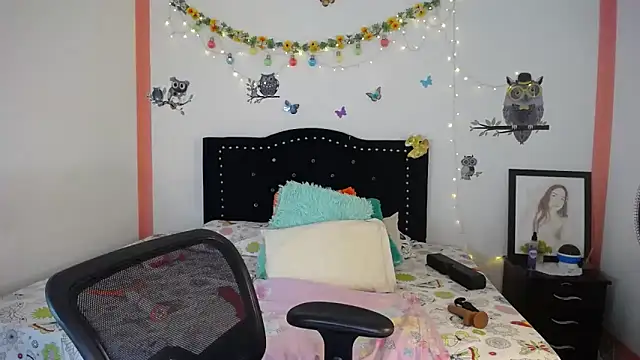 Snapshot of naughty_girl_4u chatting on February 2025 07:37:02 PM naughty girl 4u online show from February 2025 07:37:02 PM