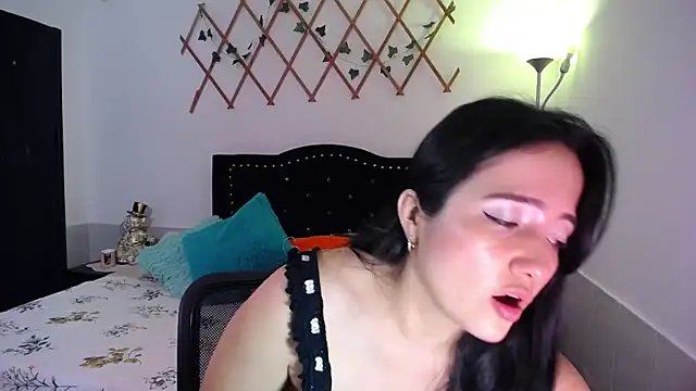 Snapshot of naughty_girl_4u chatting on October 2025 07:32:01 PM naughty girl 4u online show from October 2025 07:32:01 PM