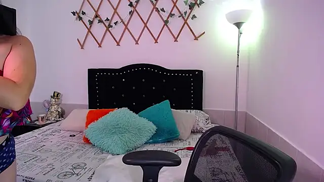 Snapshot of naughty_girl_4u chatting on November 2025 06:29:02 PM naughty girl 4u online show from November 2025 06:29:02 PM