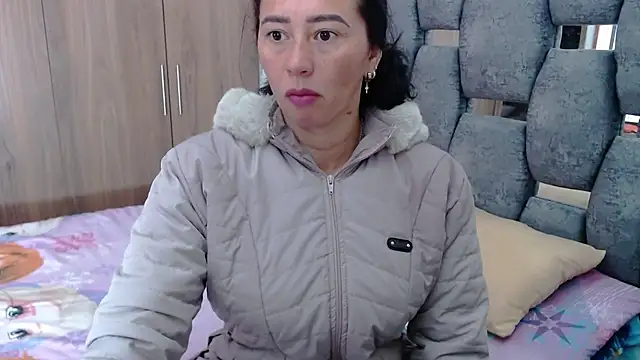 sara hott 1 online show from February 2025 12:33:01 PM