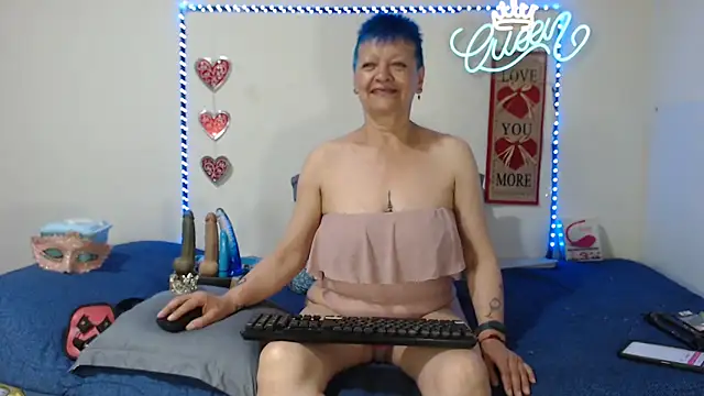 loquitaqueen011 online show from April 2026 02:36:01 PM