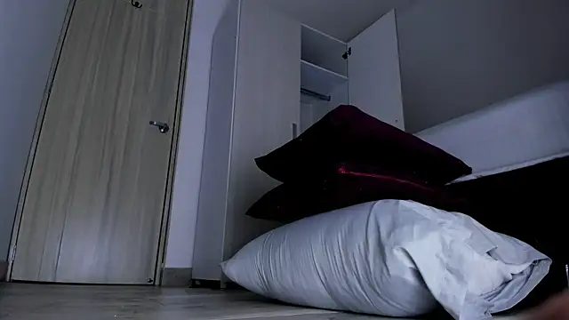 Skarleth69 online show from November 2025 01:05:01 AM