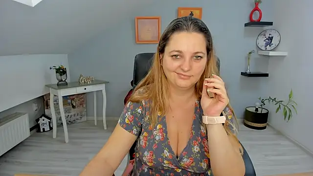 LollaGirl online show from February 2025 10:19:01 AM