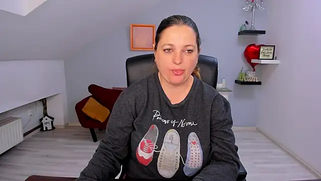 LollaGirl online show from March 2026 04:18:01 AM