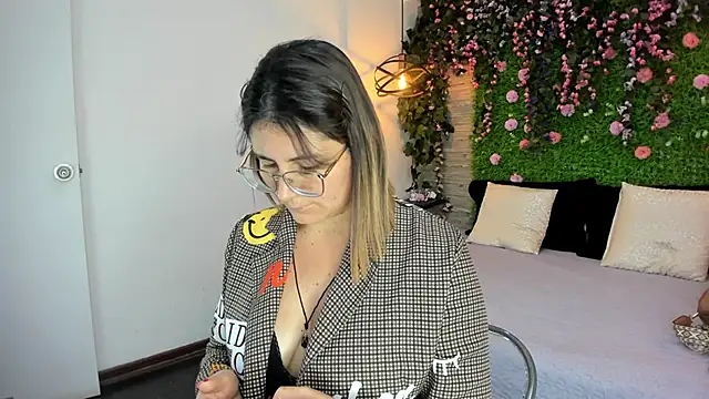 SarahDeyvis online show from November 2025 01:10:01 PM