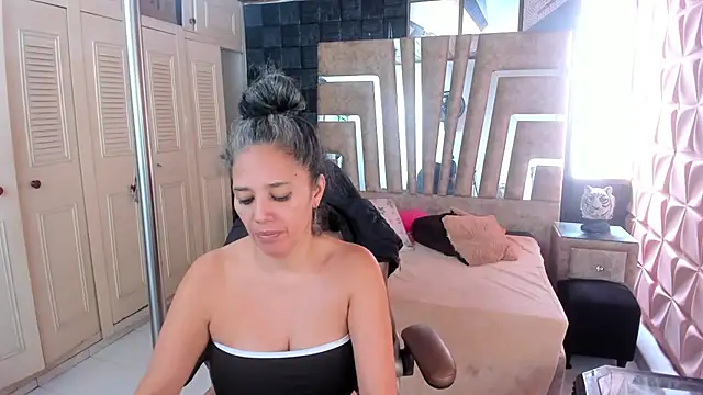 cute sassy online show from November 2025 02:05:01 PM