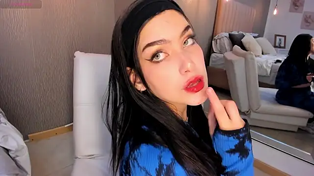 Alexa Thaylor  online show from March 2025 05:39:02 PM