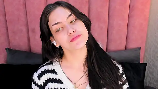 Alexa Thaylor  online show from November 2025 02:39:01 PM