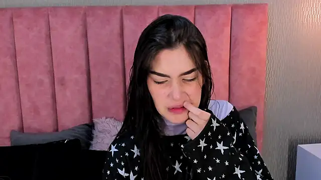 Alexa Thaylor  online show from November 2025 03:23:02 PM