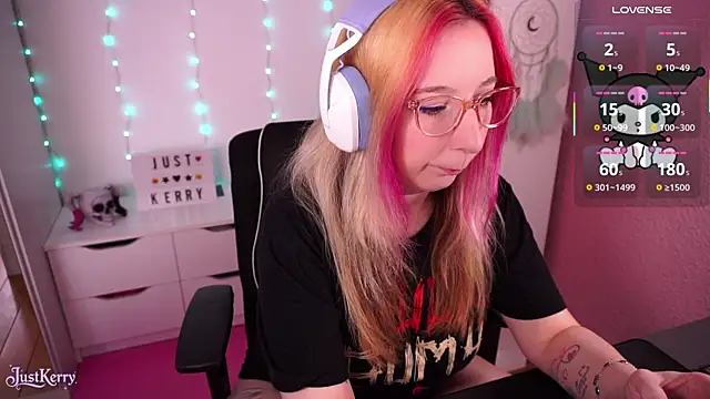 Snapshot of JustKerry chatting on November 2025 09:31:01 AM JustKerry online show from November 2025 09:31:01 AM