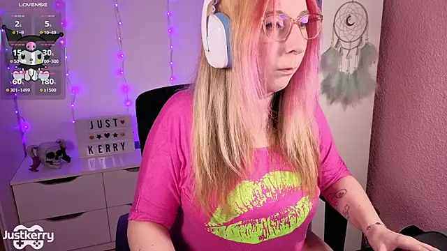 Snapshot of JustKerry chatting on November 2025 11:32:01 AM JustKerry online show from November 2025 11:32:01 AM