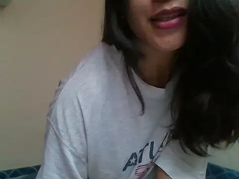 Snapshot of _smiling4u_ chatting on May 2026 07:06:01 AM smiling4u online show from May 2026 07:06:01 AM