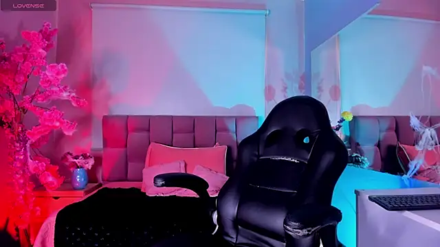 mia thompsonn  online show from October 2025 03:13:01 PM