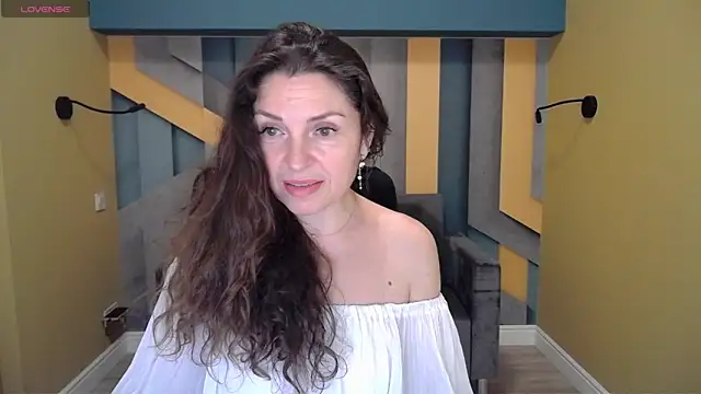 Snapshot of EllaLong chatting on December 2024 03:32:02 PM EllaLong online show from December 2024 03:32:02 PM