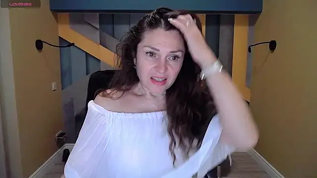 Snapshot of EllaLong chatting on December 2024 12:27:02 PM EllaLong online show from December 2024 12:27:02 PM