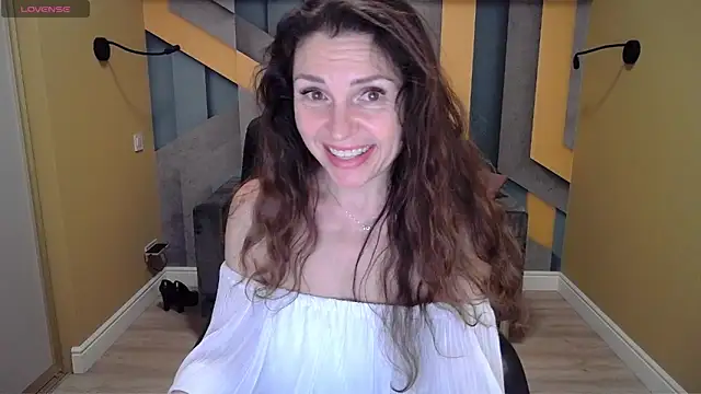 Snapshot of EllaLong chatting on December 2024 12:31:01 PM EllaLong online show from December 2024 12:31:01 PM