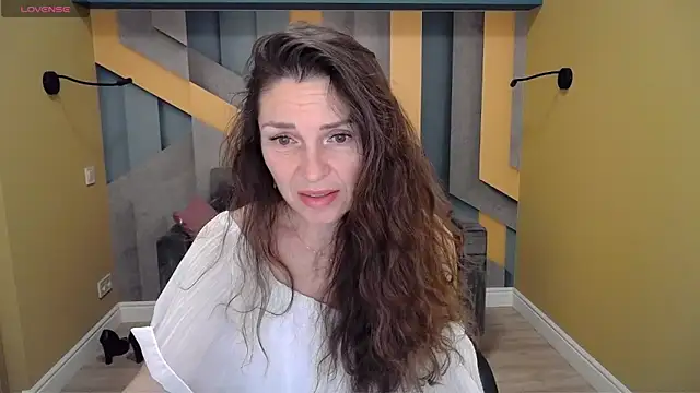 Snapshot of EllaLong chatting on January 2025 12:33:02 PM EllaLong online show from January 2025 12:33:02 PM