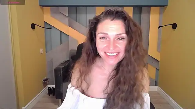 Snapshot of EllaLong chatting on January 2025 03:45:01 PM EllaLong online show from January 2025 03:45:01 PM